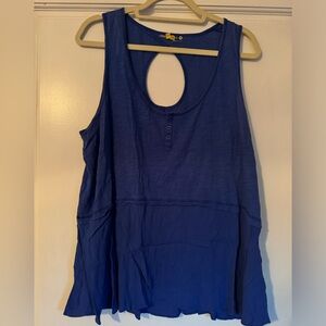 Keyhole back sleeveless top